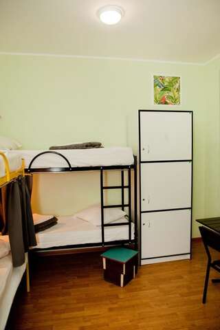 Хостелы Capsularhouse Hostel Днепр Спальное место на двухъярусной кровати в общем номере для мужчин и женщин-1