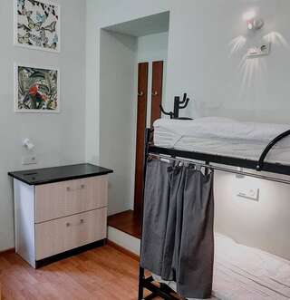 Хостелы Capsularhouse Hostel Днепр Спальное место на двухъярусной кровати в общем номере для мужчин и женщин-1